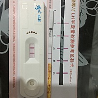 测排卵期，上面昨天的，下面今天的，感觉这两天颜色差不多，是排卵了吗？还是？ 8月6日下午6点半 8月7日...