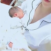 预产期8号、.4号见红，下午内检说容一指，吃完晚饭来住院，一晚上没动静，5号早上又见红，晚上十几...