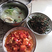 没有婆婆，月子里原本是准备妈妈照顾，但是她脚疼，爬不了楼梯，而且晚上熬夜也很伤人，所以昨天联系了...