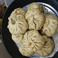 我做的北方包子。全麦粉颜色深点，很好吃哈！这几个包子就搞了三个小时。