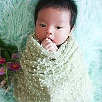 本来想生个女儿，但又是个儿子😹、下面是大宝抱着小宝，尽管年龄有差距，不过，宝还是挺喜欢弟弟的d😂