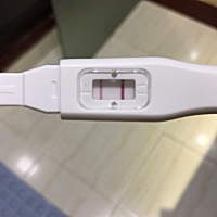 我同事之前说第二天杠太浅，不一定是怀孕！有可能是假阳性！我今晚又测了一下，显示如图！我也不会判断...