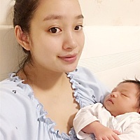 宝宝半个月了，睡眠不是很好，吃完奶奶也不睡觉，喜欢睁着眼睛玩，为了让他多睡会儿，这个姿势我已经保...