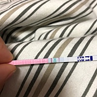 宝妈们帮我看看排卵试纸测的这样有可能怀孕吗？13号还例假.目前没有任何症状