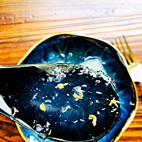 入秋了，儿子有点干咳，燕窝可以搭配雪梨，再加上自己晾的的糖干桂花，虽简但味美