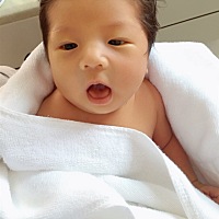 一出生没超过24小时就被抱到新生儿科住院10天  回家10天 隔三差五就要去医院检查黄疸指数。今天终于下降...