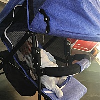 爸爸今天去买了个简单的推车，很适合夏天，儿子抱上去放着就睡着了