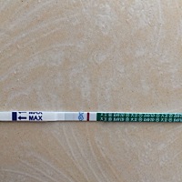 这个月18号来月经，上次买排卵试纸送了很多早早孕，昨晚太无聊了，就拿条试一下有点微红，今早又试了又...