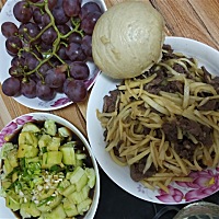 先生今天给煮的菜茭白炒牛肉，拍黄瓜！一手好厨艺！