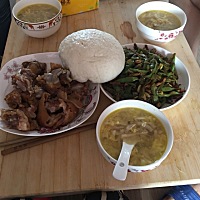 老公做的松茸三菌汤，豆角丝 猪蹄，说胶原蛋白多给我补去妊辰纹