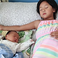 终于在预产期这天把二宝给盼出来了，希望我的俩个宝贝健康快乐的成长！