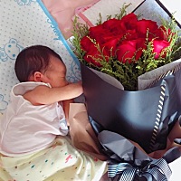 宝宝早产一天，感觉宝宝特别爱乱动脑袋总是往后仰，右眼静总是有眼屎，每天都特别多我也不知道啥情况，...