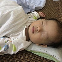 宝宝刚刚满三个月了，一直都是纯母乳喂养，前一个月晚上都是五个小时吃一次，这两天突然夜奶次数增加，...