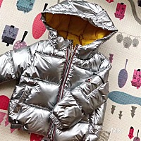 夏天囤羽绒服真挺合适的，便宜啊。炒鸡喜欢这件。