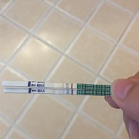 上面是昨晚测的，下面是今早测的，上次月经7月14号，我这是怀孕了吗