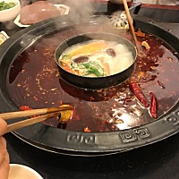 火锅吃起来，哈哈，重庆是个神奇的地方，大夏天一票一票的人围在一起涮锅，热辣，汗流浃背。我们也加入...