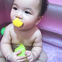 小宝整天打大宝，怎么破？双胎姐妹，妹妹性格强了一些，老是抢姐姐东西，抢不赢就打……我很苦恼啊