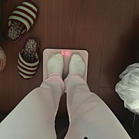 我坐月子也坐着瘦了怀孕69.4公斤.生下65.5公斤.现在宝宝27天了，月子还能坐着瘦了.太高兴了.饭量很不错...