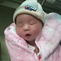 2018年8月8号出生的宝宝，是个小美女，六斤四两。孩子后期做检查一切都好，又没有绕颈，本来想顺产的，...