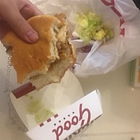 减肥第36天 115-90 今日体重47.8Kg 晚饭一个汉堡 好久没吃KFC 听说最近还有活动 感觉给KFC打广告了😂...