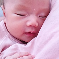 各位宝妈，我家宝宝一个月零5天，之前月子里晚上差不多醒2-3次，吃2-3次奶，夜里从来不哭不闹，吃了奶就...