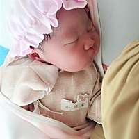 8月7号早上七点七分顺产女宝宝一枚老公和我都如愿了。宝宝今天五天了，真快