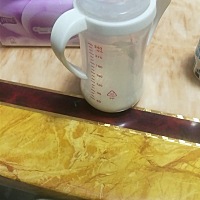 大家知道这是个什么情况吗？每次喝完奶都这样，泡泡好久都不消，是不是奶粉的问题