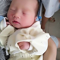 8月10日号上午剖宫产6斤3两二胎女宝一枚，看着你妈妈的心都被萌化了