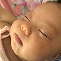 两个月的小胖妞  全家人的小宝宝 爷爷天天喝多了让抱过去说什么要亲亲要搂着睡觉觉  一个光头纹身男 竟...