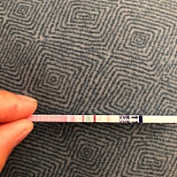 宝妈妈们帮我看看，这是排卵试纸测的、本来今天来月经的没来...测了俩次颜色有加深，有可能怀孕吗？