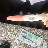 上月13来的，今天测了两次，都是颜色很浅。可是有褐色分泌物……担心又会是和上个月一样的着床失败（上...