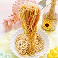 宝宝开始添加辅食了，选择诚赫无添加辅食给宝宝，无添加无色素的，给宝宝全面的 营养