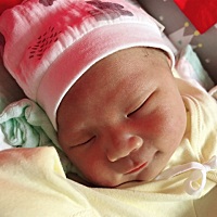 今天宝宝7天了，去医院复查，黄疸值胸部18.1，脸部15点几，医生说值偏高，让住院照蓝光3-5天，不能陪床...