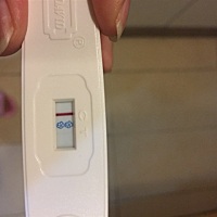 大姨妈两天没来了，测得结果有一条很淡很淡的线，不知道你们能看到不？有经验的宝妈，这有意思是怀孕吗...