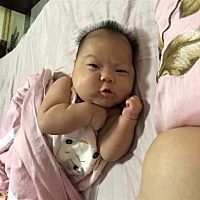 表情超丰富  超级可爱  每天可乖了  除了饿了哭一会其他时候除了睡觉就是自己跟自己玩 跟她说话她还会咿...