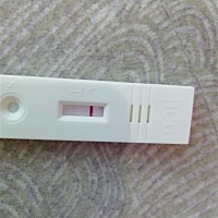 昨天下午测到这样的结果，今天总别的牌子试了意念灰！这是什么意思？ 我是一名宝妈。宝宝一岁，姨妈还没...