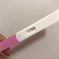 小姐姐们 帮我看看会不会是炸胡啊！我是每月17号姨妈日 这个月二号排卵日  排卵十天后就测出粉印了，每...