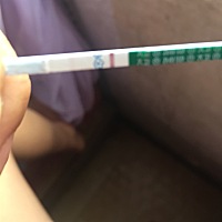 月经干净第三天同房，今天二十五天测出来的，第二次就是白板，再测都是白板。这试纸显示的线条位置也不...