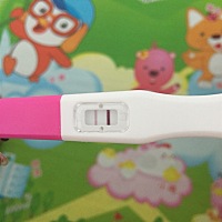 上个月11号来的月经，现在还没有来，测了一下是这样？不会是怀孕了吧