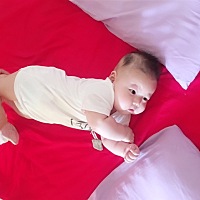 宝宝今天会翻身了开心