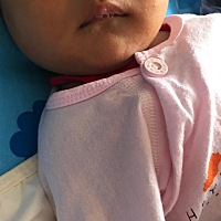 宝宝32天，睡觉有时嘴上就会有一些白沫沫，这是什么情况？