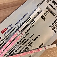 图一今天 图二 昨天的 好像颜色加深了一丁点 大家帮忙看下 谢谢。 希望 都好孕 上个月21号来的大姨妈