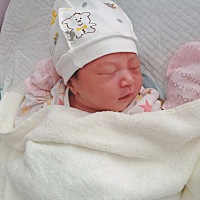 2018.8.12日凌晨5点见红，13日凌晨2点开始肚子痛，大概半个小时到一个小时痛一次，14日凌晨2点出现规矩...