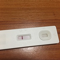 大家帮忙看下这个是怀孕了吗，感觉有两杠，但另一杆好像是白色的。