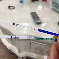 这是怀孕了吗，大姨妈还差三天来，听别人说来姨妈之前也有可能测出两条红。。。。。我这个是不是假的呀。