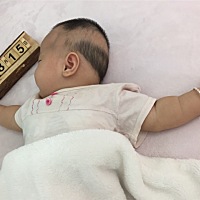 昨天带宝宝去拍百天照了，看她睡的真香^ _ ^趁她睡着我先拍几张，等睡醒了摄影师帮她在拍