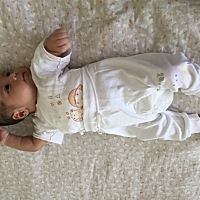 还有两天满月，睡觉手总一扎一扎的，睡一会就醒，怎么回事