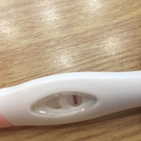 亲们，我今天又测了一下，我觉得是过了五分钟后才看到一点点印子，不懂是不是怀上了，麻烦亲们再帮我看看。