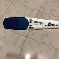 第一个是15号早上晨尿测的，第二个是16号早上晨尿测的，为什么两个颜色不一样？16号早上4点多尿了一次，...