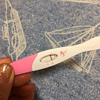 14号用验孕棒测试不出来……试纸能测出来，今天……验孕棒居然youge有浅色的杠子……试纸大家帮忙看看有...